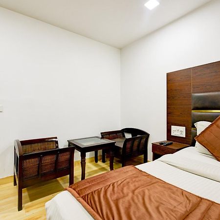 Staybook South Delhi Нью-Дели Экстерьер фото